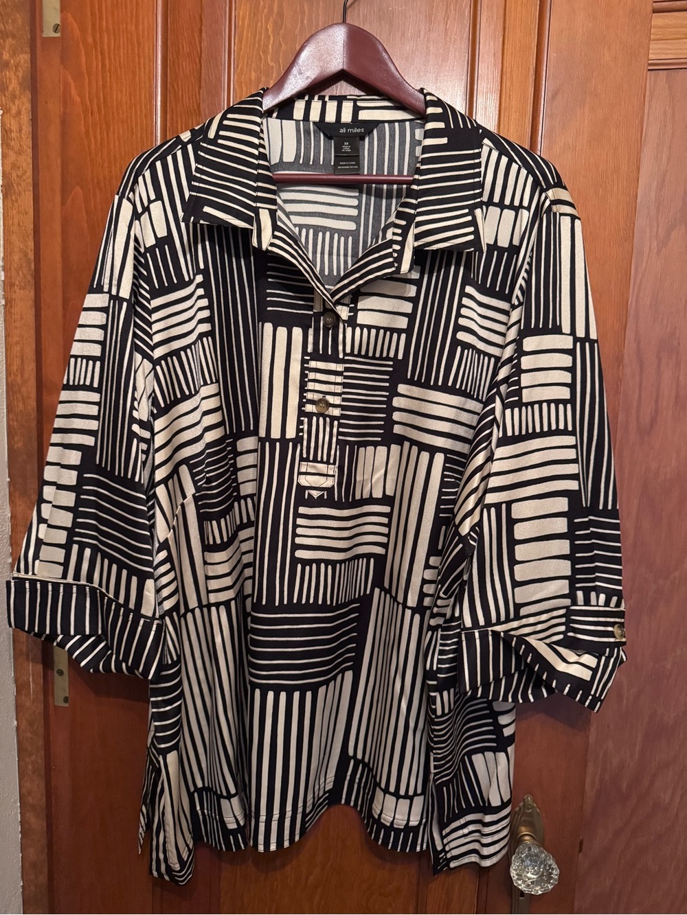 Ali Miles Black & Cream Geometric Button-Down Top
